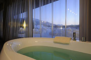 Badewanne mit Ausblick auf die Winterlandschaft  (©Foto: MK Salzburg)